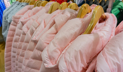 Wintermode Daunenjacken auf einem Kleiderständer