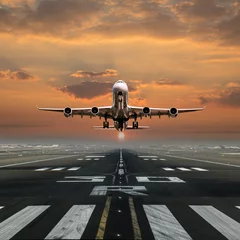 Deurstickers Vliegtuig opstijgen vanaf de luchthaven. © Lukas Gojda