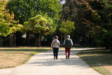 Obraz premium couple walking in the park