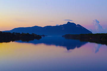 suggestivo lago italiano al tramonto