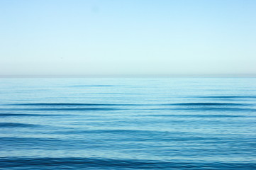 Obraz premium Calm sea ripple with horizon over water