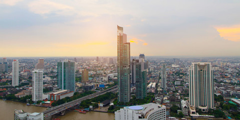 Fototapeta premium Panorama widok z góry Panoramę Bangkoku z zachodem słońca