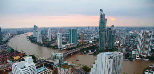 Naklejka premium Bangkok skyline and sunset 