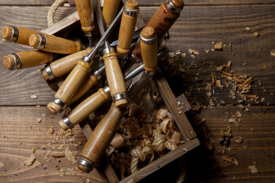 Caja de herramientas con formones desordenada