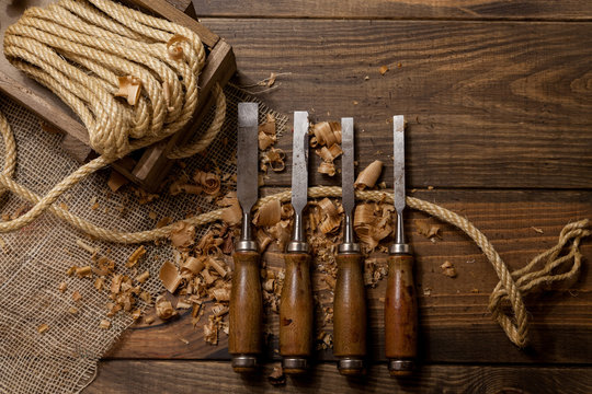Algunos formones afilados junto a una caja de madera con una cuerda n&aacute;utica