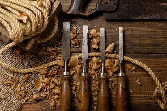 Cuerda y formones en el taller de carpinter&iacute;a 