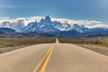 Route d& 39 accès au parc national Los Glaciares en Patagonie