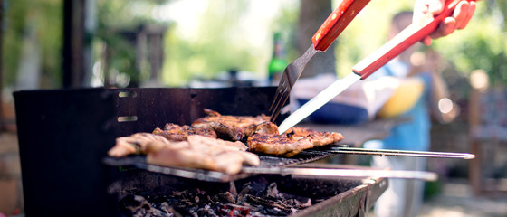 Grillen van voedsel op de barbecue, handen bereiden van spiesjes.