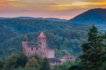 Fototapeta na wymiar Abendstimmung Burg Berwartstein in der Pfalz