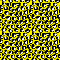Vector illustration leopard print seamless pattern. Yellow hand drawn background.