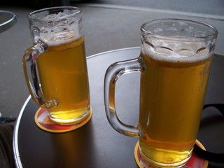 verre de bière blonde 