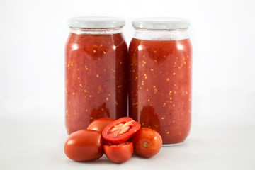 kış için taze domates konservesi