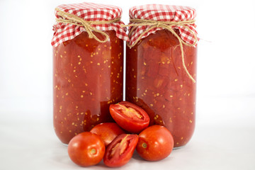 kış için taze domates konservesi