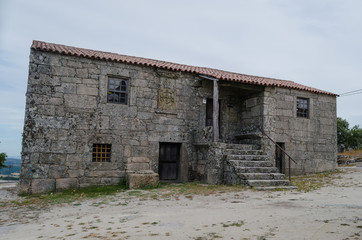 Fototapeta na wymiar Casa da Cámara en el Castro do Jarmelo, restos de un poblado fortificado ocupado hasta le Edad Media cerca de Guarda. Portugal. 