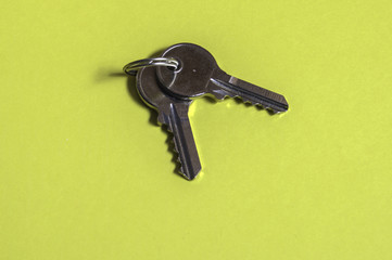 juego con dos llaves aisladas sobre fondo amarillo