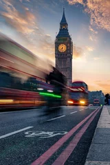 Deurstickers Der Big Ben Turm in London bei Sonnenuntergang und Rushhour mit vorbeifahrendem Bus  © moofushi