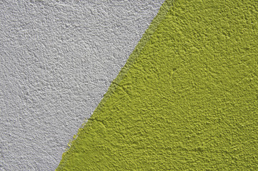 superficie granulada en un muro exterior en color blanco y verde