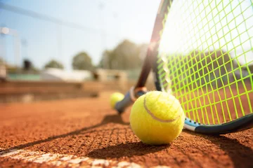 Tuinposter Tennis, Tennisschläger und Tennisball am Tennisplatz © s-motive