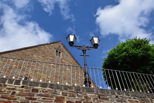Bruchsteinkirchenwand mit Lampe