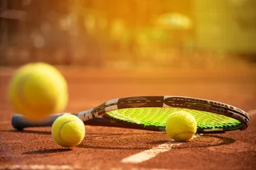 Wandaufkleber Tennis, Tennisschläger und Tennisball am Tennisplatz © s-motive