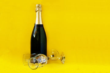 Fototapeta premium Bottle of champagne with yellow background