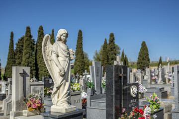 escultura de una angel en una tumba del cementerio 