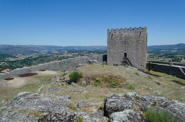 Fototapeta na wymiar Entrada al Castillo de Celorico da Beira, una de las fortalezas medievales de la Serra da Estrela. Portugal.