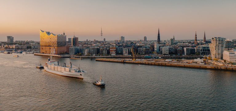 Elbphilharmonie und Hamburger Hafen