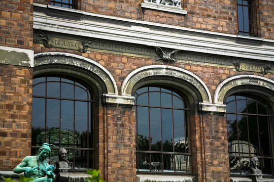 Dinosor building in Paris with statues