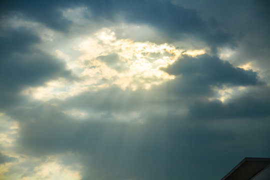 blue sky and clouds, c&eacute;u nublado com raios de sol