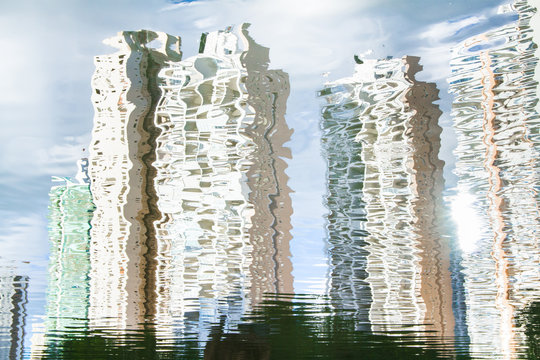 building reflection in the water, reflexos de pr&eacute;dios na &aacute;gua