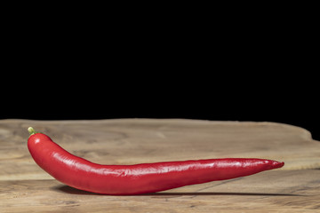 Scharfer Peperoni auf einem Holzhintergrund