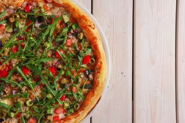 Pizza with mushrooms, zucchini, bell pepper, onion and arugula