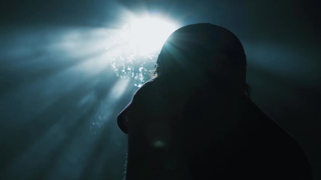 Femme admirant le puit de lumi&radic;&reg;re dans une grotte en Indon&radic;&copy;sie.
Woman contemplating light hole in a cave in Indonesia.
Slowmotion
