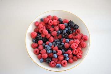 Sommerbeerenmischung in Schüssel mit Goldrand