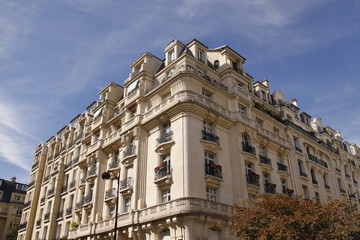 Naklejka premium Immeuble ancien du quartier des Champs Elysées à Paris