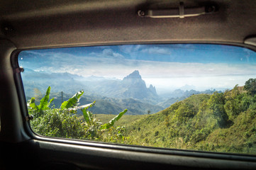 Berg hinter einem Autofenster