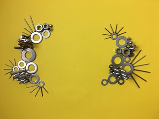 Dos figuras abstractas a los lados sobre fondo amarillo.