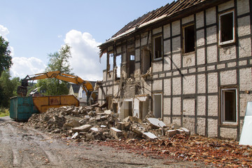 Hausabbruch (Kran belädt Bauschutt-Container))
