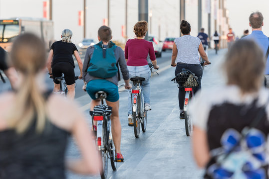 Fototapeta Bonn – Radfahrer, Jogger und Fußgänger auf der Kennedybrücke