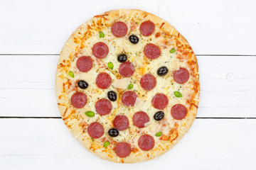 Pizza Pepperoni Peperoni Salami von oben auf Holzbrett