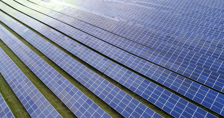 champs de panneaux solaire dans une ferme solaire