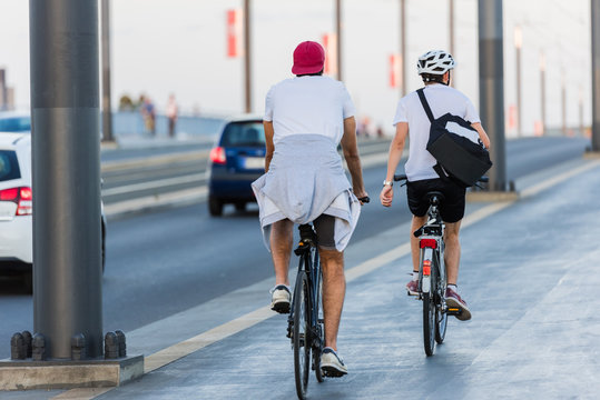 Bonn – Radfahrer, Jogger und Fußgänger auf der Kennedybrücke