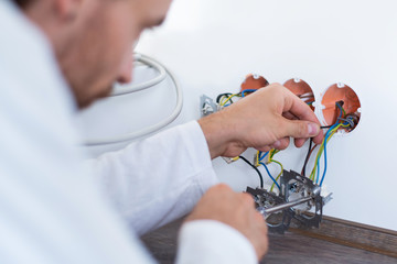 Elektriker bei der Arbeit an einer Steckdose 