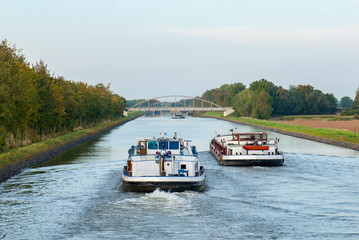 Binnenschiffe überholen sich auf dem Schleusenkanal der Weser bei Balge