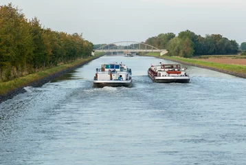 Deurstickers Binnenvaartschepen halen elkaar in op de Wesersluis bij Balge © ingwio