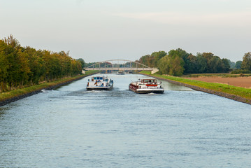 Binnenschiffe überholen sich auf dem Schleusenkanal der Weser bei Balge