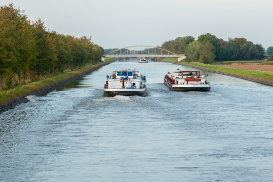 Binnenschiffe &uuml;berholen sich auf dem Schleusenkanal der Weser bei Balge