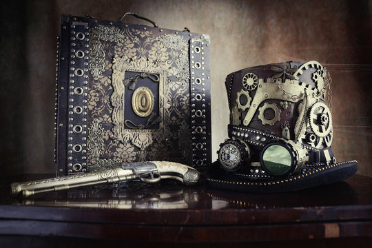 Steampunk,cappello a ingranaggi,valigetta e pistola