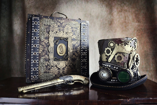 Steampunk,cappello a ingranaggi,valigetta e pistola